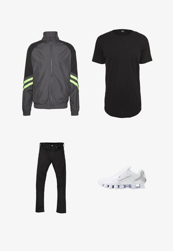 Zwarte en grijze windbreakerjas met een hoge kraag, rits aan de voorkant, elastische manchetten en twee groene strepen op de mouwen. Lichtgewicht, sportief ontwerp.; Zwart T-shirt met korte mouwen, gemaakt van katoen. Heeft een ronde hals en een rechte snit met een iets langere achterkant. Zachte textuur.; Zwarte spijkerbroek van denim met een rechte pijp, vijf zakken en een metalen knoopsluiting. Gladde textuur en uniforme kleur door het hele ontwerp.; Witte sportschoenen met een gestructureerd bovenwerk, een zilveren swoosh-logo, meshpanelen en een opvallende gesegmenteerde witte zool.