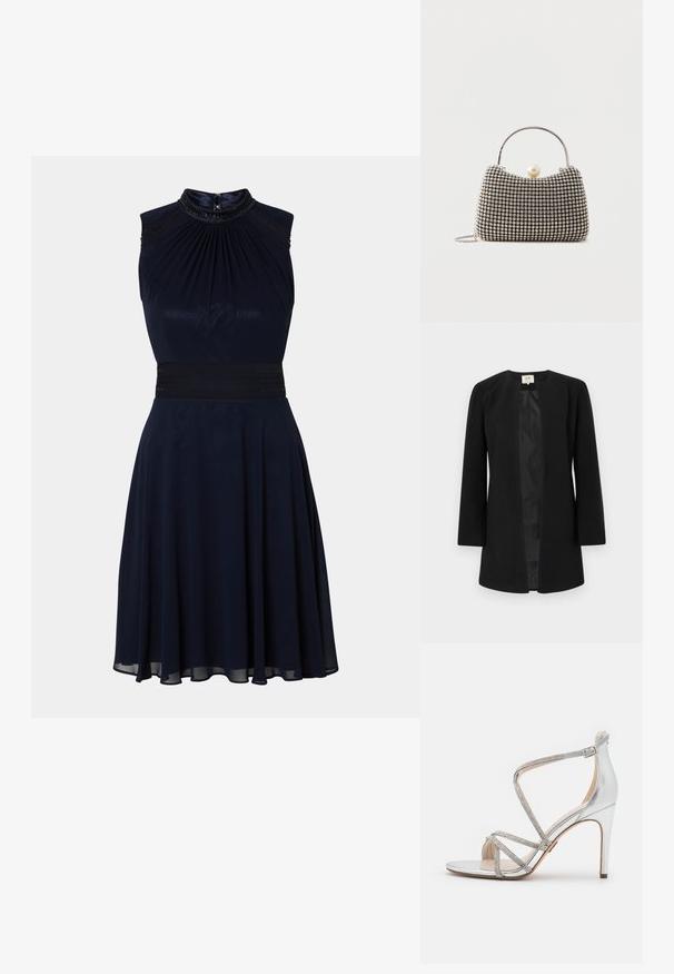 Manteau noir à manches longues, ouvert sur le devant, sans col, coupe droite et doublure intérieure lisse.; Robe sans manches bleu marine avec un décolleté plissé, une taille ajustée et une jupe évasée. Présente des détails décoratifs au niveau du décolleté.; Sandale à talon haut argentée avec fines lanières en strass croisant sur les orteils et autour de la cheville, avec une fermeture à boucle latérale.; Petit sac à main avec motif à carreaux argenté, poignée incurvée, grande fermeture à perle et une fine bandoulière en chaîne argentée sur un fond uni.