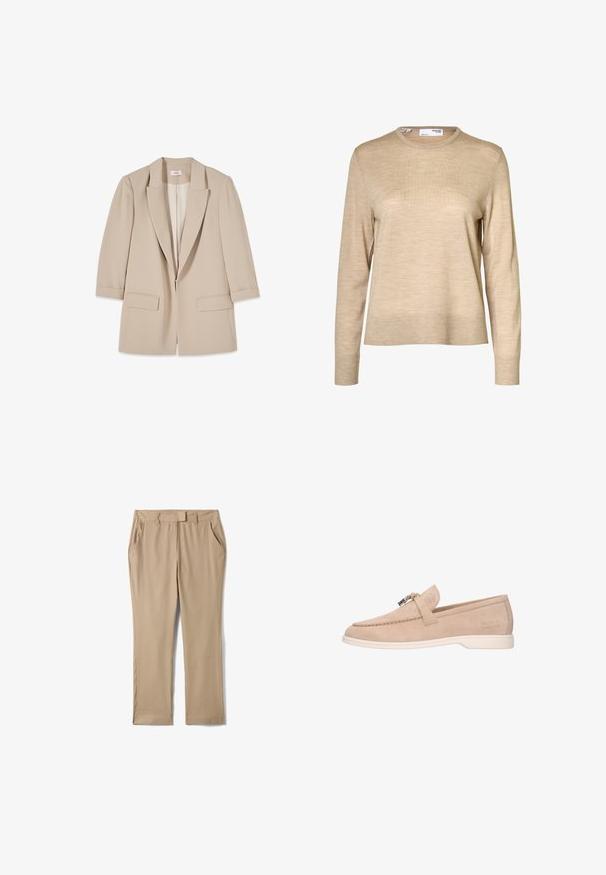 Blazer beige de mujer con solapas con muesca, dos bolsillos delanteros con solapa y mangas de largo tres cuartos, mostrado sobre un fondo blanco.; Jersey de lana beige de manga larga con cuello redondo y puños y bajo acanalados, mostrado sobre un fondo blanco.; Pantalones beige de pierna recta con bolsillos laterales, trabillas para cinturón y cierre frontal oculto, colocados planos sobre un fondo blanco.; Mocasín beige de ante sin cordones con suela blanca, detalle de hebilla metálica en la parte superior y "Melvin & Hamilton" grabado en el lateral.