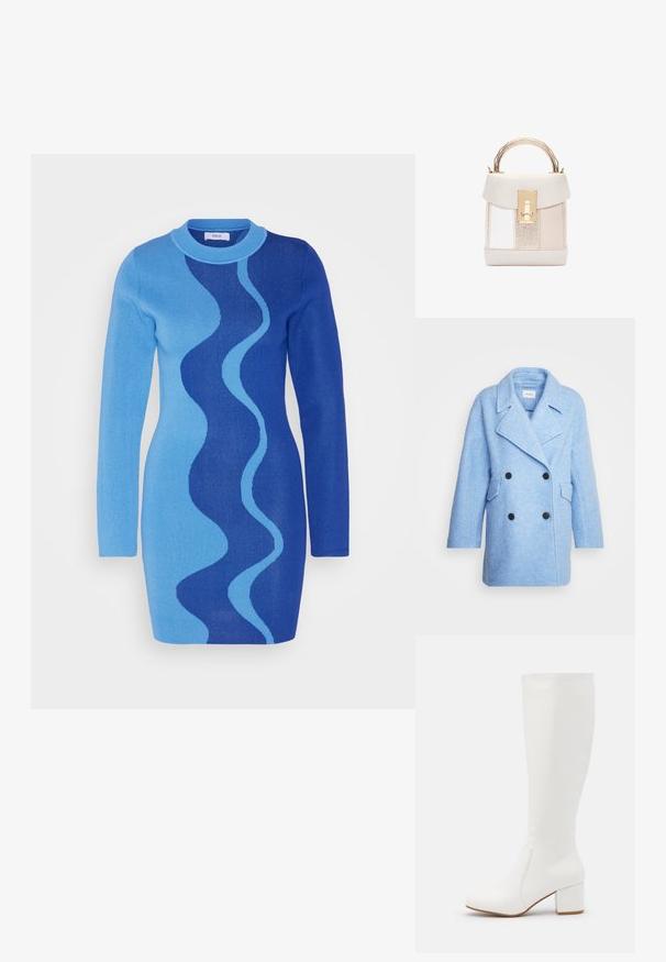 Lyseblå dobbeltrækker frakke lavet af struktureret stof. Har store sorte knapper, skarpe reverser og to forlommer. Korte ærmer.; Envii IDA DRESS - Strikkjoler - blue; Hvide knæhøje støvler med en glat, blank finish. Firkantet blokhæl og diskret syningsdetalje langs siden.; Struktureret håndtaske med et tekstureret design i beige, hvid og metalliske paneler. Udstyret med en guldspænde, kort håndtag og en glat læderoverflade.