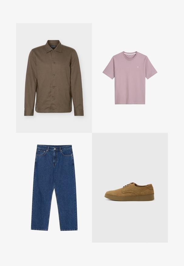 Chemise marron à manches longues à boutons, col, six boutons sur le devant et coupe slim.; T-shirt rose clair à manches courtes en tissu doux, doté d'un col rond et d'un petit logo brodé sur la poitrine.; Jeans en denim bleu foncé, avec une coupe droite, des poches avant et une braguette à bouton avec des coutures contrastées.; Chaussure décontractée à lacets en daim marron avec semelle en caoutchouc plate, vue de côté sur un fond clair uni.