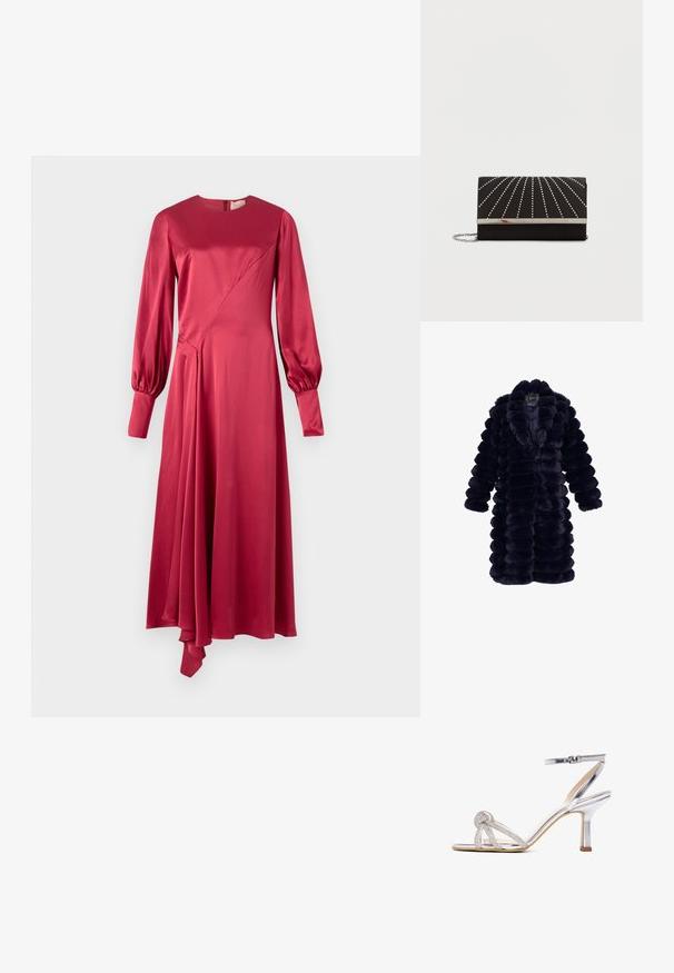 Abrigo de pelo sintético azul marino con textura ondulada, con un diseño de longitud media, gran cuello y mangas anchas para un ajuste cómodo.; Roksanda HAYAT DRESS - Vestido de cóctel - deep scarlet; Sandalia plateada de tacón alto con tira en el tobillo y detalle decorativo de nudo en la tira frontal, con un tacón bajo y ancho.; Bolso de mano negro con textura suave, que presenta líneas con tachuelas plateadas que irradian desde el centro, con un cierre metálico plateado y una correa de cadena.