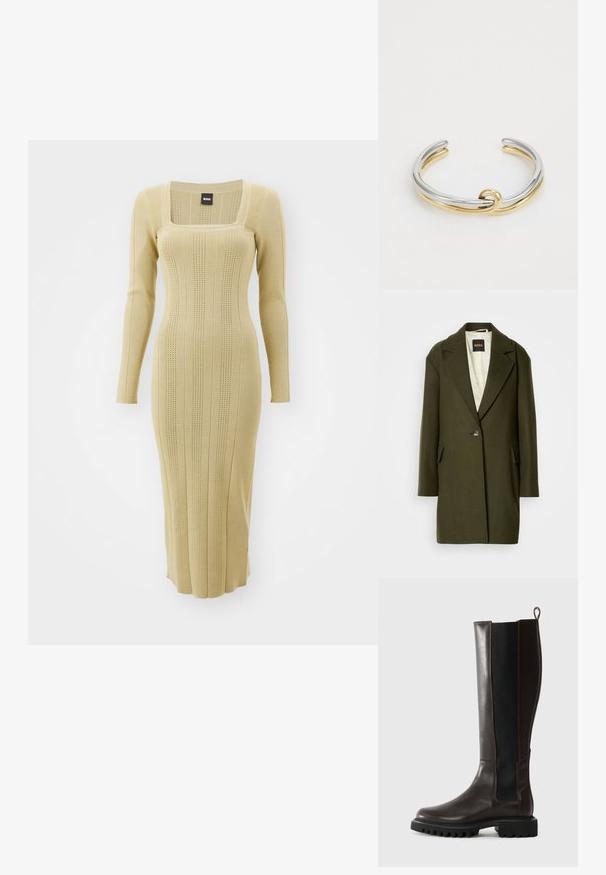 Donkergroene wolmix jas met een notch-lapel, enkele knoopsluiting en zijzakken. De binnenkant heeft een lichte gewatteerde voering.; Gebreide jurk met lange mouwen in lichtbeige, met een vierkante halslijn, geribbelde textuur en verticale strepen. Strak aansluitend ontwerp met een lengte tot halverwege de kuit.; Bruine leren laarzen tot de knie met elastische zijkanten, robuuste rubberen zool en een trekband aan de achterkant; gestroomlijnd ontwerp met contrasterende texturen.; Metalen armband met een gevlochten ontwerp van zilveren en gouden banden, met een gladde, gepolijste afwerking. Opvallend knoopdetail in het midden.