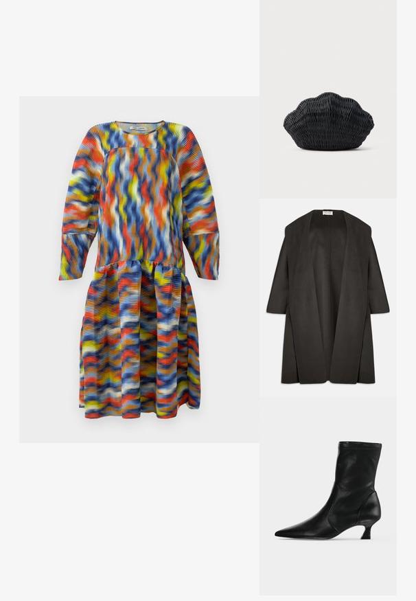 Mørkegrå oversized frakke lavet af blødt stof. Bred åben front uden lukninger, trekvartærmer og et minimalistisk design.; Langærmet kjole med multicolore bølgemønster i blå, orange, gul og hvid, med lav talje og plisseret nederdel.; Sort læderstøvle til midt på læggen med spids tå og lav kittenhæl, vist fra siden på en ensartet lys baggrund.; Sort flet håndtaske formet som en muslingeskal med en buet top og flettet tekstur på en ensfarvet baggrund.