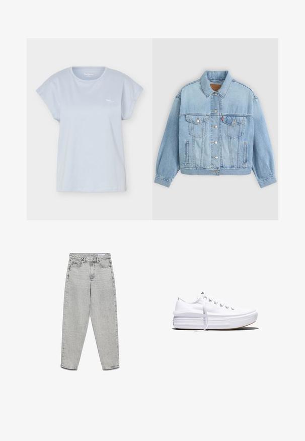 Lichtblauwe denim jacket met een klassieke kraag, knoopsluiting, twee borstzakken, een ontspannen pasvorm en zichtbare stiksels.; Lichtblauw T-shirt met korte mouwen en ronde hals met klein wit logo op de linkerborst, weergegeven tegen een witte achtergrond.; Lichtgrijze jeans met hoge taille en rechte pijpen, voorzakken, riemlussen en een ritssluiting.; Witte lage canvas sneaker met dikke plateauzool, veters aan de voorkant en rubberen toeskap met structuur, zijaanzicht.