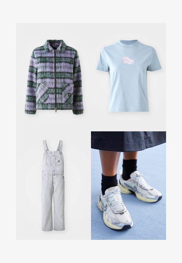 Faux fur jakke med lilla og grønne striber, lynlås lukning, krave og to forreste patch-lommer. Blød tekstur med geometriske mønster accenter.; Lyseblå bomulds T-shirt med korte ærmer og høj halsudskæring, prydet med et lille pink broderet skaldesign på forsiden.; Grå denim-arbejdsbukser med justerbare stroppper, en frontlomme og sidelommer; løs, lige ben-design; falmet vask med minimal tekstur.; Hvide og sølv Nike sneakers med mesh-stof, reflekterende detaljer og en beige sål. Bæres med sorte sokker og står på en blå overflade.