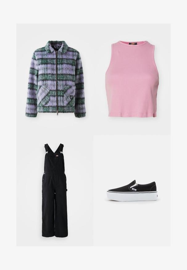 Faux-Fur-Jacke mit lila und grünen Streifen, Reißverschluss, Kragen und zwei aufgesetzten Taschen vorne. Weicher Stoff mit geometrischen Musterakzenten.; Rosa gerippter Cropped-Top mit rundem Halsausschnitt und ärmellosem Design. Besitzt einen Saum, der knapp über der Taille endet.; Schwarze Denim-Latzhosen mit weitem Bein, verstellbaren Schulterriemen, Fronttasche und silbernen Hardware-Akzenten. Glatte Textur, minimalistisches Design.; Schwarze Canvas-Slipper mit weißer Gummisohle, ausgestattet mit elastischen seitlichen Akzenten und kontrastierenden Nähten. Markenlogo auf der Seite sichtbar.