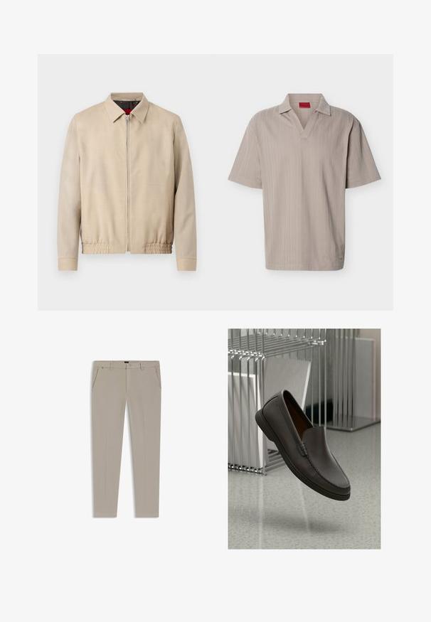 Beige Herren-Leichtjacke mit Frontreißverschluss, spitzem Kragen, langen Ärmeln, elastischem Saum und Seitentaschen.; Beiges Strick-Poloshirt mit kurzen Ärmeln, strukturiertem vertikalem Streifenmuster und offenem V-Ausschnitt.; Beige gerade geschnittene Hose aus glattem Stoff, mit zwei vorderen Taschen, einem Knopfverschluss und minimalen Zierstichen.; Dunkelbrauner Lederschlupfschuh, der über einem polierten Boden schwebt, mit einem Metallgestell im Hintergrund, das gerahmte Gegenstände hält.