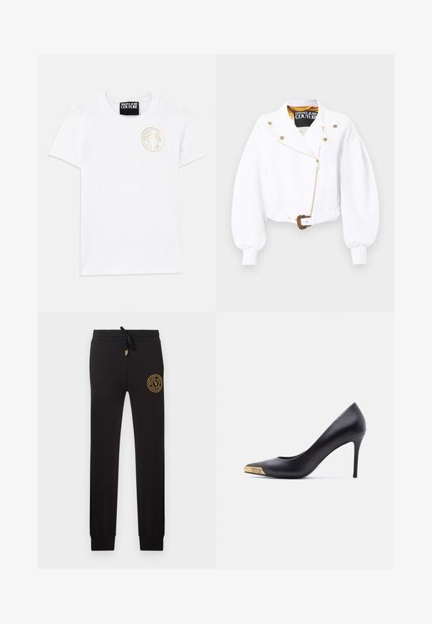 Witte cropped jas met pofmouwen, gouden ritssluiting en knopen, taille met ceintuur en sierlijke gouden gesp, Versace Jeans Couture-label aan de binnenkant van de kraag.; Witte katoenen t-shirt met korte mouwen en ronde halslijn. Bevat een gouden geborduurd logo op de borst. Eenvoudig en klassiek ontwerp.; Zwarte slim-fit joggingbroek met trekkoord in de taille en een gouden Versace Jeans Couture-logo patch op de bovenste linker dij.; Zwarte leren pump met hoge hak en puntige neus, gouden metalen uiteinde gegraveerd met "Versace Jeans Couture," gezien vanaf de zijkant op een witte achtergrond.