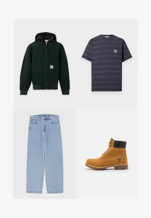 Donkergroene zip-up capuchonvest met trekkoorden, voorzakken, geribde boorden en een klein logo op de zak.; Navyblauw T-shirt met korte mouwen met dunne gele horizontale strepen en een klein borstzakje met een Carhartt-logo.; Lichtblauwe denim jeans met een recht model, voorzien van een middelhoge taille, vijf zakken en een knoop- en ritssluiting.; Bruine leren enkellaars met metalen oogjes, witte faux bont voering, zwarte gewatteerde kraag, robuuste zool en een reliëflogo aan de zijkant.