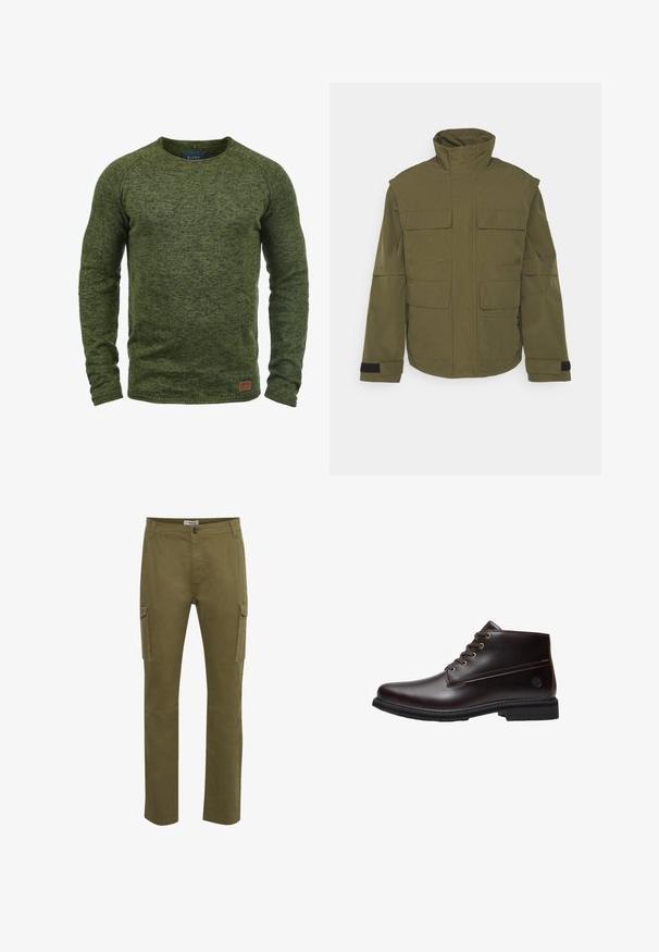 Jack & Jones JCOTWILL FIELD JACKET - Letná bunda - olive night; Zelený sveter vyrobený z textúrovaného pleteného materiálu, s kulatým výstrihom, dlhými rukávmi a malou hnedou nášivkou na dolnej časti predného dielu.; Zelené cargo nohavice so strihom rovného strihu, ktoré majú dve bočné vrecká, zapínanie na gombík a prešité detaily na povrchu látky.; Tmavohnedá kožená členková obuv so šnurovaním, čiernou podrážkou a jemným logom značky na boku, zobrazená v profile na bielom pozadí.