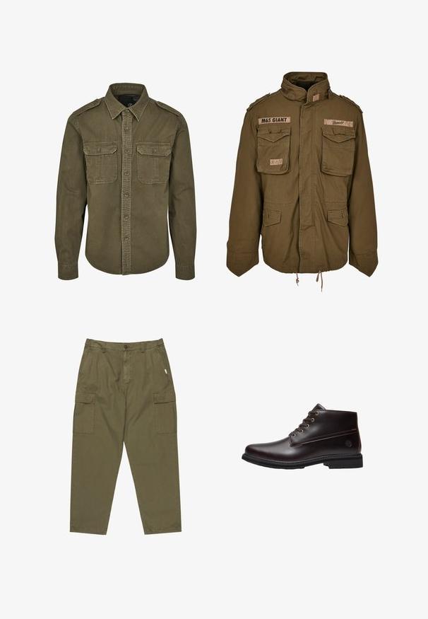Olivegrüne M65-Jacke mit Stehkragen, zwei Brusttaschen, verstellbarem Taillenzug und aufgenähten Patches auf den Schultern.; Olivgrünes Button-Down-Shirt aus Baumwolle. Verfügt über einen Kragen, zwei Brusttaschen mit Klappen und strukturierte Schultern mit sichtbaren Nähten.; Olivgrüne Cargo-Hose aus Baumwolle mit Knopfverschluss, seitlichen Taschen und zwei großen Cargo-Taschen an den Oberschenkeln.; Dunkelbrauner Leder-Schnürstiefel mit schwarzer Sohle und dezentem Markenlogo an der Seite, im Profil vor weißem Hintergrund gezeigt.