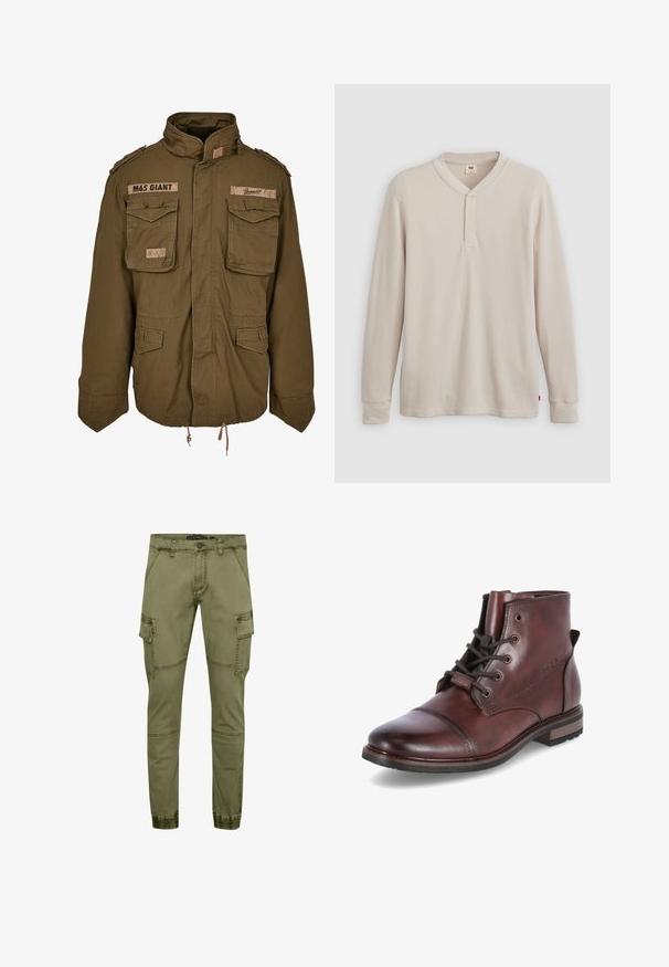 Olijfgroene M65-jack met een staande kraag, twee borstzakken, een verstelbare taille met trekkoord en geborduurde patches op de schouders.; Lange mouwen henley-shirt in lichtbeige ribbelstof, met een V-hals, een drieknoopsluiting en manchetten. Rode logo-label aan de onderkant.; Olijfgroene cargobroek van een katoenmix, met meerdere zakken, taps toelopende pijpen en elastische boorden voor een strakke look.; Bruine leren enkellaars met een ronde neus, vetersluiting aan de voorkant, gestikte details en een lage houten hak. Duurzame zool voor extra grip.