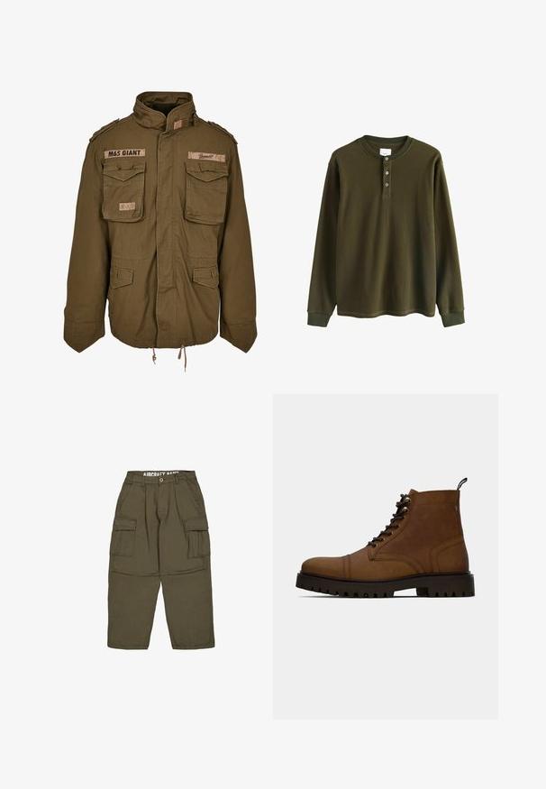 Olivengrøn M65 jakke med ståkrave, to brystlommer, justerbar talje-snører og broderede lapper på skuldrene.; Langærmet olivengrøn waffle knit henley skjorte med ribbede manchetter og tre knapper ved kraven.; Olivengrønne cargobukser med knap- og lynlåslukning, bæltestropper og to store klaplommer på lårene.; Brun læder snørefri ankelstøvle med tyk sort sål og hængslet på en hvid baggrund.