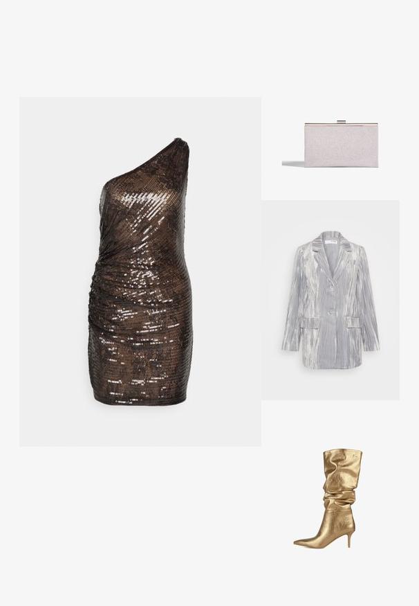 Strieborný pruhovaný blejzer s klopovými goliermi, jedným gombíkom na zapínanie, dvoma prednými vreckami a textúrovanou tkaninou. Trochu oversize strih.; Halston SHYLA DRESS IN SEQUIN - Koktailové šaty/večierkové šaty - umber; LOLA CASADEMUNT Čižmy - gold; Obdĺžniková strieborná trblietavá kabelka s kovovým rámom a zapínaním, vrhajúca tieň na bielom pozadí.