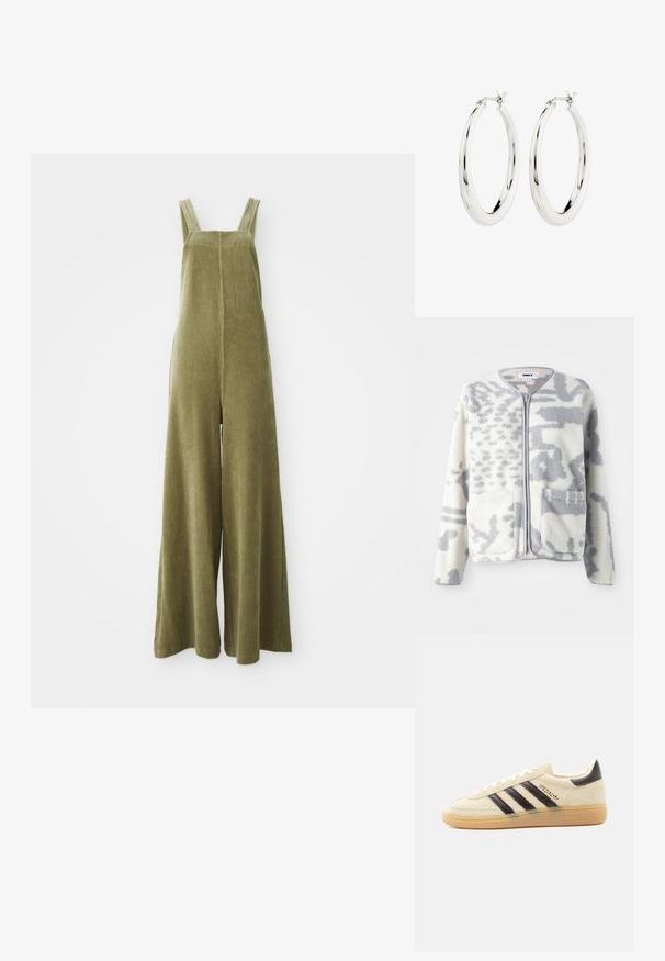Fleecejacke in Creme und Grau mit einem Reißverschluss, zwei Vorderseiten Taschen und einer weichen, strukturierten Oberfläche mit einem dezenten abstrakten Muster.; Olivgrüne Corduroy-Overalls mit weitem Bein, verstellbaren Trägern und einer strukturierten Oberfläche. Einfaches Design, keine sichtbaren Muster oder Beschläge.; Cremefarbener Wildleder-Sneaker mit schwarzen Streifen, Gummisohle, schwarzem Fersenlasche und goldenem „SPEZIAL“-Schriftzug an der Seite.; Silberne Creolen mit einer glatten, glänzenden Oberfläche. Kreisform, ausgestattet mit einem sicheren Verschluss. Einfaches und elegantes Design.