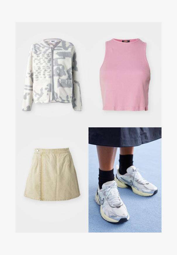 Fleecejacke in Creme und Grau mit einem Reißverschluss, zwei Vorderseiten Taschen und einer weichen, strukturierten Oberfläche mit einem dezenten abstrakten Muster.; Rosa gerippter Cropped-Top mit rundem Halsausschnitt und ärmellosem Design. Besitzt einen Saum, der knapp über der Taille endet.; Khakifarbener Minirock aus weichem Stoff, mit seitlichem Knopfverschluss, glatter Textur und leicht ausgestellter Silhouette mit einem Saum oberhalb des Knies.; Weiße und silberne Nike-Sneaker aus Mesh-Gewebe, mit reflektierenden Akzenten und einer beigen Sohle. Getragen mit schwarzen Socken und stehend auf einer blauen Fläche.