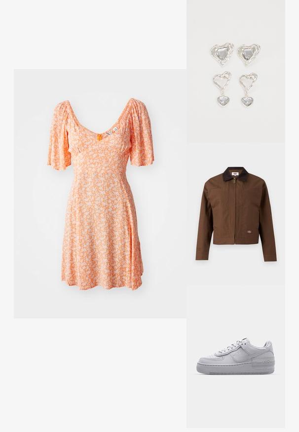 Veste de travail marron à fermeture éclair avec col marron foncé, poches poitrine et petite écusson avec le logo Dickies sur le bas devant.; Robe orange avec des manches ballon, un décolleté en V, ornée d'un motif floral blanc. Tissu fluide, design de longueur au genou, et détails froncés.; Basket en cuir lisse gris Nike Air Force 1 avec un bout perforé, une semelle épaisse et un détail 'AIR' en relief sur le talon.; Des boucles d'oreilles en argent en forme de cœur présentent des pierres claires facettées, avec un cadre texturé. L'ensemble comprend des styles à clou et des styles pendants.