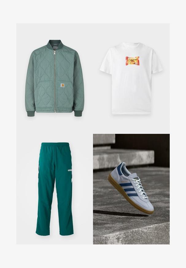 Gesteppte Bomberjacke in gedämpftem Grün mit Reißverschluss vorne, gerippten Bündchen und zwei Vordertaschen mit Logopatch.; Weißes Kurzarm-T-Shirt mit einer kleinen bunten Grafik eines Snackpakets mit fettem Text und grünen Erbsen in der Mitte der Brust.; Grüne Sporthose aus leichtem Material, mit elastischem Bund, seitlichen Taschen und weißem Adidas-Logo auf der linken Seite.; Hellblauer Adidas Spezial Sneaker mit dunkelblauen Streifen und Gummisohle, in der Luft über Betontreppen in neutralem Außenbereich gezeigt.
