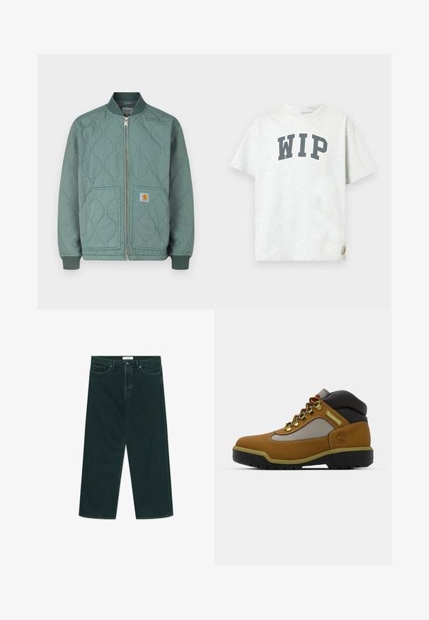 Gewatteerde bomberjack in gedempt groen, met een ritssluiting aan de voorkant, geribbelde manchetten en twee voorzakken met een logopatch.; Lichtgrijs T-shirt met korte mouwen, met "WIP" in grote zwarte letters over de borst en een klein logo-label vlak bij de zoom.; Donkergroene spijkerbroek met wijdere pijpen, voorzien van een knoop- en ritsclosure, voorzakken en riemlussen, plat gelegd op een witte achtergrond.; Bruine wandelschoen met grijze en zwarte accenten, bovenwerk van gestructureerd leer, metalen oogjes en een robuuste rubberen zool voor grip.