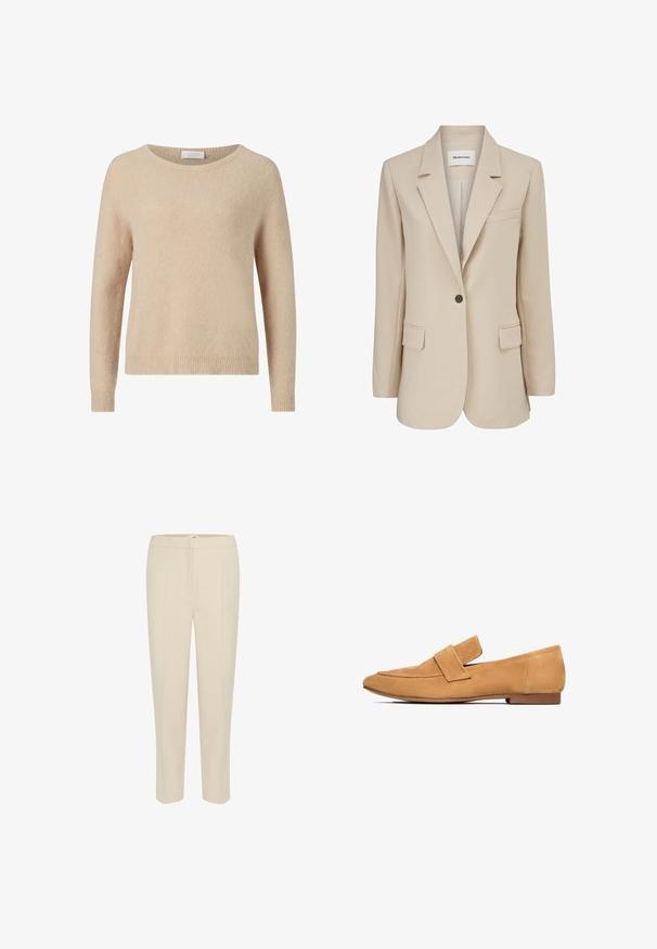 Modström GALE BLAZER - Abrigo corto - powder sand; Suéter de punto beige con escote redondo, mangas largas y dobladillo acanalado. Textura suave y corte informal. Etiqueta visible en el escote.; Pantalones de vestir beige con una textura suave, de corte ajustado y perneras tapered. Presentan pinzas delanteras y una cinturilla de altura media.; Mocasines de ante color arena con tacón plano, punta redondeada y una tira cosida en el empeine para un acabado refinado.
