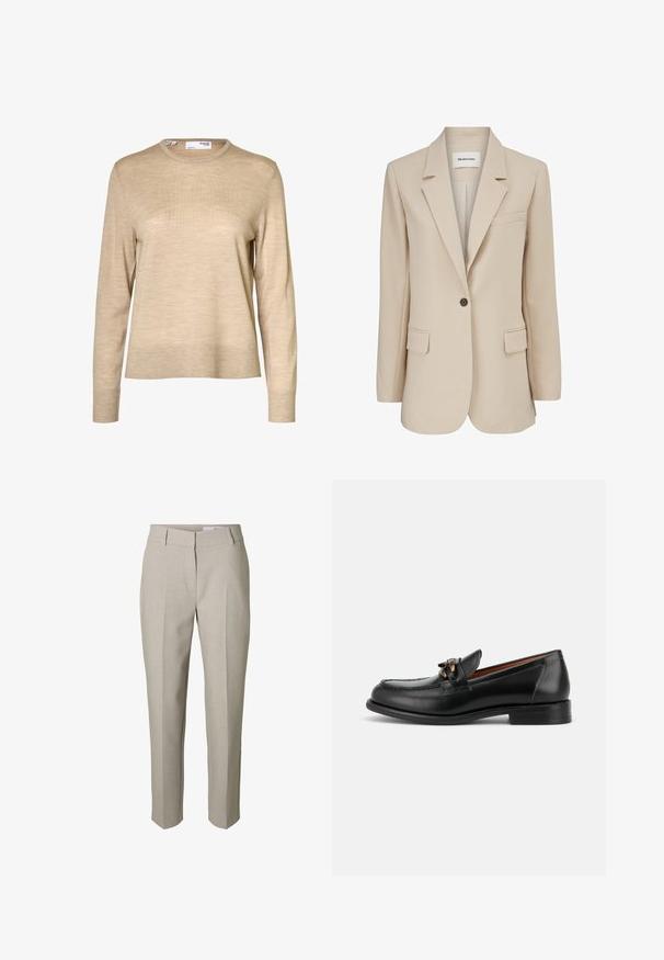 Modström GALE BLAZER - Korte frakker - powder sand; Beige langærmet uldsweater med rund hals og ribstrikkede manchetter og kant, vist mod en hvid baggrund.; Beige skræddersyede bukser med bæltestropper, lynlås foran og pressede læg ned langs benene, vist mod en hvid baggrund.; Sort læderloafer med lav hæl, rundet tå og dekorativ metalspænde foran.