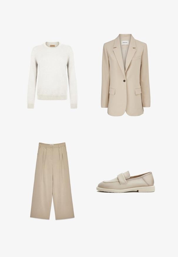 Modström GALE BLAZER - Korte frakker - powder sand; Lys grå sweater lavet af blødt strikstof, med rund hals og lange ærmer, samt ribbede manchetter og kant for ekstra tekstur.; Beige viddebukser med frontfolder, sidelommer, bælteløkker og en skjult lukning foran.; Beige læder loafers med en jævn tekstur, der har et forhøjet bånd over forgabreren og en lav, flad gummisål.