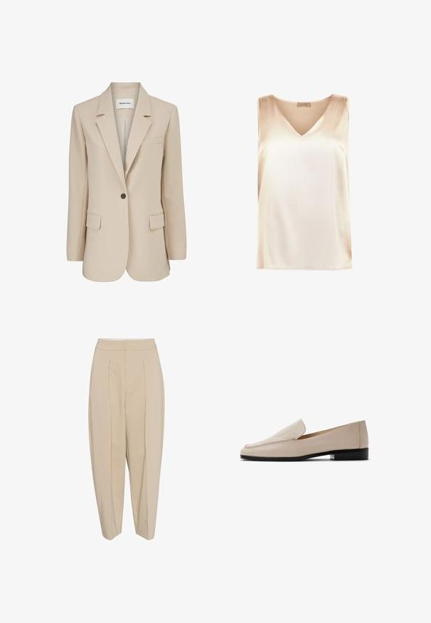 Modström GALE BLAZER - Halflange jas - powder sand; Beige mouwloos topje gemaakt van gladde stof met een v-hals ontwerp en een rechte zoom. Minimalistische stijl zonder extra patronen of accenten.; Beige op maat gemaakte broeken met een hoge taille, geplooide voorkant en taps toelopende pijpen. De stof lijkt glad met een subtiele glans. Geen zichtbare zakken.; Beige leren loafers met een gladde textuur, ronde neus en minimale stiksels. Voorzien van een lage zwarte hak en een insteekontwerp.