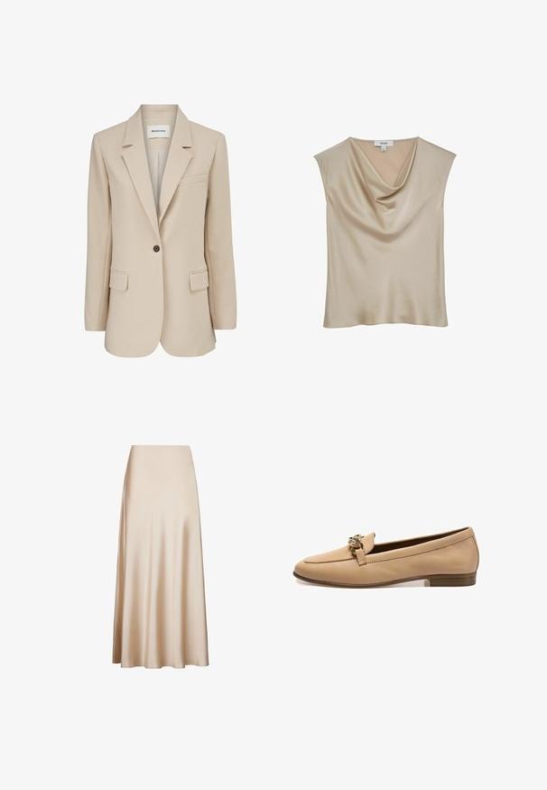 Modström GALE BLAZER - Korte frakker - powder sand; Beige satinærmløs bluse med kaskadeudskæring, mærket "REISS", vist mod en hvid baggrund.; Satin midi-nederdel i beige med en glat tekstur og en udvidet design fra talje til søm, med en A-formet silhuet. Ingen synlige mønstre eller accenter.; Beige læder loafers med flad hæl, der har en dekorativ guldkæde hen over fronten. Glat tekstur, minimalistisk design.