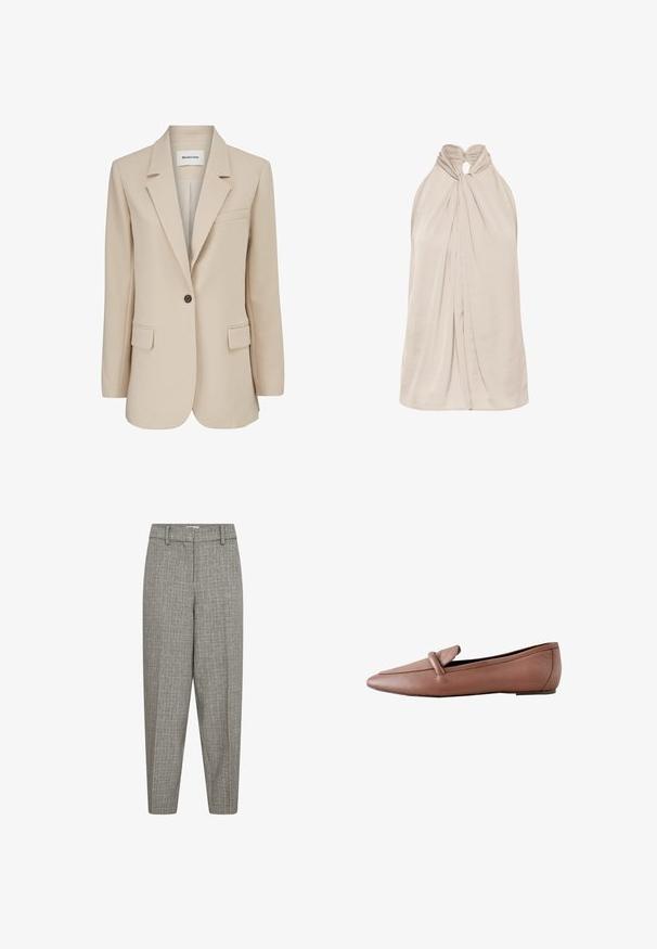 Modström GALE BLAZER - Korte frakker - powder sand; Beige satin-haltertop med snoet knude og samling med nøglehul ved kraven, ærmeløs og med løs pasform.; Grå mønstrede bukser med en tapered ben, flad front, bæltestropper og en glat tekstur. Ingen synlige lommer eller hardwaredetaljer.; Brun læder flad loafer med afrundet firkantet tå og en løkke detalje henover overdelen, vist fra ydersiden.
