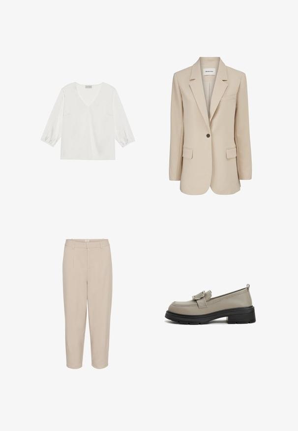 Modström GALE BLAZER - Halflange jas - powder sand; Witte blouse met lange mouwen, een diepe V-hals, zacht satijnachtig materiaal en gathered manchetten voor een relaxed fit.; Beige cropped broeken met een gladde textuur, voorplooien, twee zijzakken en een tailleband. Ontwerp met rechte pijpen en een op maat gemaakte afwerking.; Beige leren loafers met een strikaccent, een ronde neus en een gestructureerde zwarte plateauzool. Heeft een trekband aan de achterkant.
