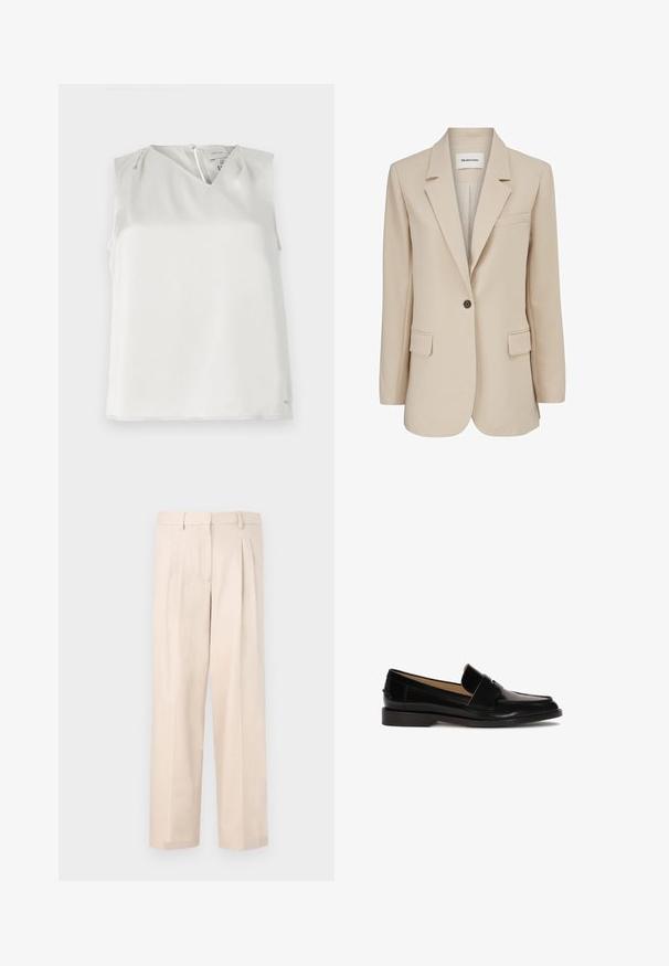 Modström GALE BLAZER - Κοντό παλτό - powder sand; Αμάνικο λευκό μπλουζάκι με V-λαιμόκοψη, διακριτικές πιέτες στους ώμους και κλείσιμο με φερμουάρ στην πλάτη, παρουσιάζεται σε απλό φόντο.; Μπεζ παντελόνι με πιέτες, φτιαγμένο από λεία ύφανση. Διαθέτει ζώνη με θηλιές και σχέδιο με ίσια πόδια, χωρίς ορατές τσέπες.; Μαύρες δερμάτινες loafers με λεία επιφάνεια, στρογγυλή μύτη και διακοσμητική ζώνη στη μπροστινή πλευρά. Σχεδίαση με χαμηλό τακούνι block.