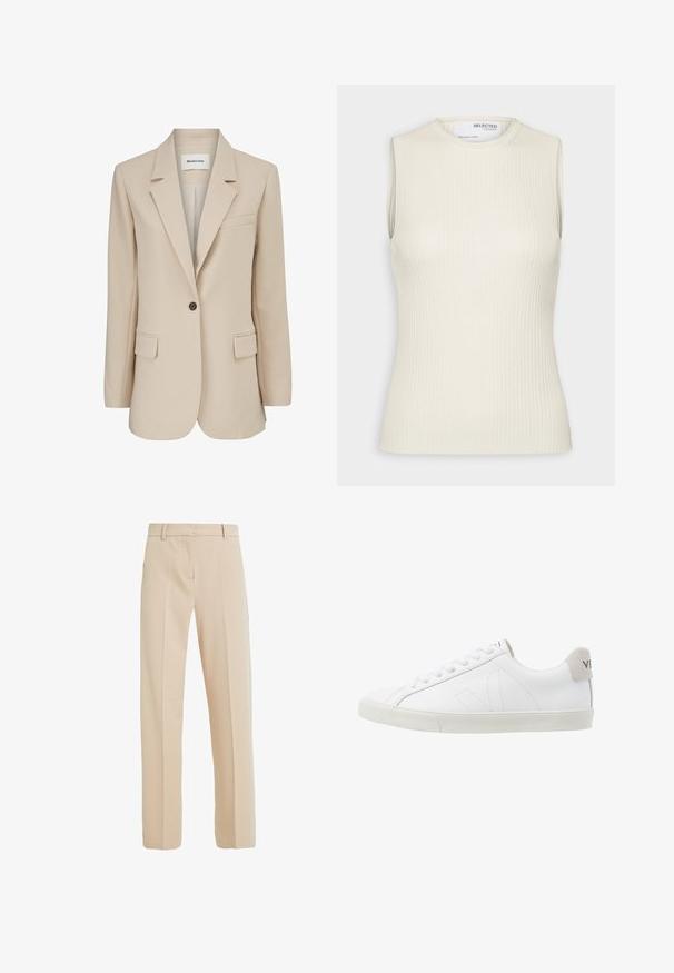 Modström GALE BLAZER - Kurzmantel - powder sand; Selected Knitted Sleeveless - Top - birch; Beige maßgeschneiderte Hose aus glattem Stoff, mit geradem Beinanschnitt, seitlichen Taschen und Bügelfalten auf der Vorderseite.; Weiße Ledersneaker mit einer strukturierten, cremefarbenen Gummisohle. Zu den Merkmalen gehören Schnürsenkel, dezente Nähte und ein grauer Wildleder-Hackeneinsatz.