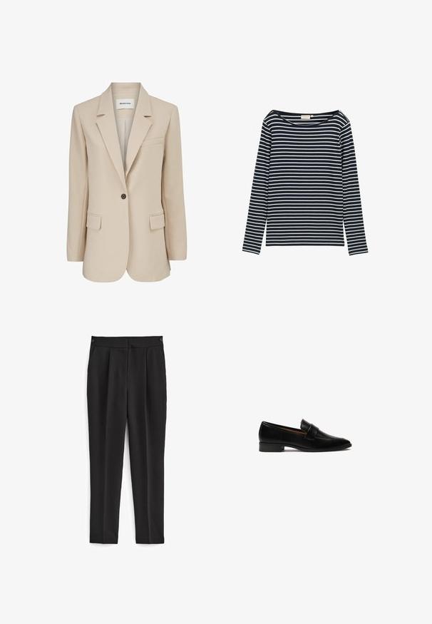 Modström GALE BLAZER - Korte frakker - powder sand; Marineblå og hvid stribet langærmet skjorte med en bred halsudskæring, lavet af et blødt materiale, med jævnt fordelte vandrette striber.; Sorte bukser med skræddersyet pasform, med flad front, to sidelommer og et rent, sømløst design. Fremstillet af et glat, åndbart stof.; Sorte læder loafers med flad hæl, der har en rektangulær rem over vampen og en glat, poleret overflade.