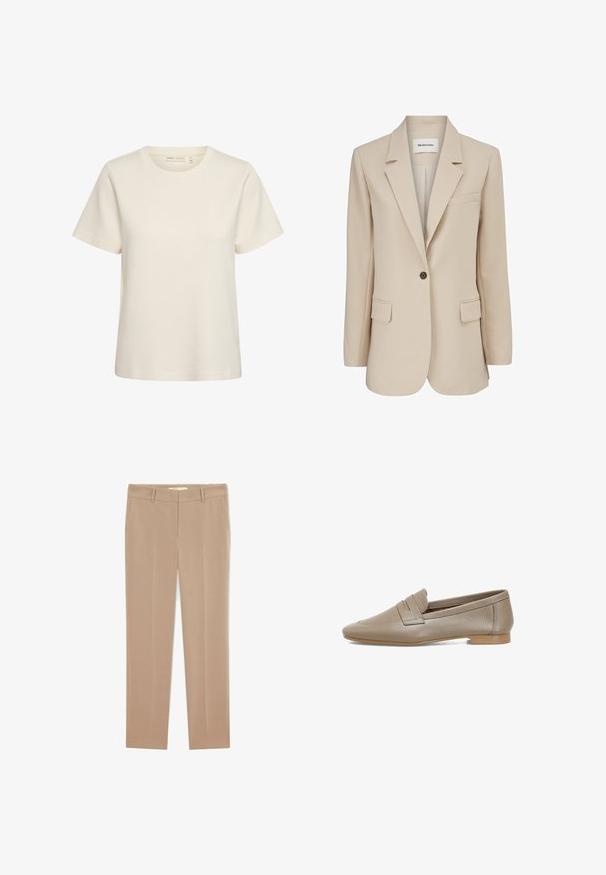 Modström GALE BLAZER - Korte frakker - powder sand; Kremfarvet T-shirt med korte ærmer, rund halsudskæring og et enkelt, ensfarvet design mod en hvid baggrund.; Beige bukser med lige ben, bæltestropper og flad front, lagt fladt på en hvid baggrund.; Beige læder loafers med en tekstureret overflade, der har en flad hæl og en afrundet tå. Inkluderer en dekorativ plissering på vampen.