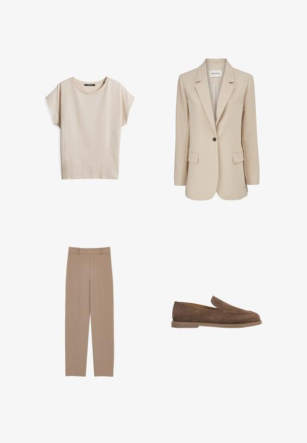 Modström GALE BLAZER - Halflange jas - powder sand; Korte mouwen beige top gemaakt van zachte, gestructureerde stof. Heeft een ronde halslijn en een ribbelsrand, met een ontspannen pasvorm.; Beige eersteklas geklede broek met een rechte pijp, voorzien van een geplooide voorkant, riemlussen en subtiele stikdetails. Gladde, lichte stof.; Bruine suède instap loafer met lage vlakke zool en minimale stikseldetails aan de bovenzijde.