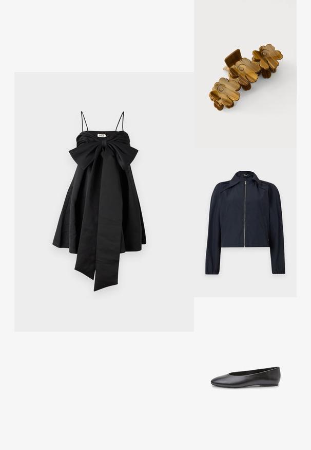 Tumesinine kerge jope esipoolse tõmblukuga, pikad varrukad, krae ja küljetaskutega ühevärvilisel heledal taustal.; AMUR ROSE BABY DOLL DRESS - Kokteilikleit/peokleit - black; Must nahast baleriinakingad terava ninaga ja minimalistliku disainiga. Omavad sileda tekstuuri ja madalat, tasast kontsa.; Pruunist plastikust juukseklamber kolme lillekujulise osaga, millest igal ühel on ümmargune keskpunkt, tavalise heleda tausta peal.