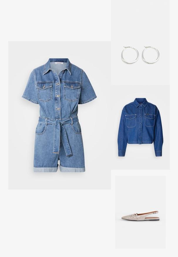 Veste en jean courte de couleur bleu foncé, avec deux poches poitrine, des boutons et des surpiqûres blanches contrastantes. Texture douce.; Salopette en denim avec manches courtes, col, deux poches poitrine, ceinture à la taille et poignets retroussés. Couleur bleu clair avec une légère texture.; Chaussure slingback beige clair avec un bout pointu, une texture en daim doux, ornée de deux boucles décoratives et d'un petit talon plat.; Les boucles d'oreilles en argent en forme de créole présentent un design lisse et arrondi avec un profil fin et un fermoir sécurisé. Style minimaliste avec une finition polie.