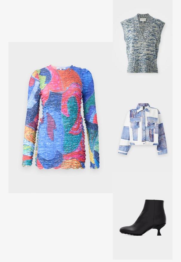 Skræddersyet jakke med denimprintdesign, fem lommer, knaplukning og kontrasterende hvide stofpaneler. Blå nuancer dominerer.; Ærmeløs strikket top i blå og creme med V-hals, struktureret mønster, ribbet søm og brede skulderåbninger. Mærke: MUNTHE.; Multifarvet langærmet kjole med samlet tekstur. Har livlige mønstre i blå, rød, grøn og gul nuancer. Kant med bølger.; Sort læderankelstøvle med spids tå og unik buet hæl i mellemstor højde, vist på en ensfarvet lysegrå baggrund.
