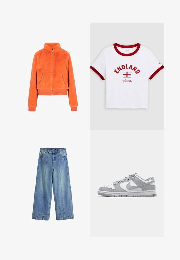 Oranger Fühlpelz-Jacke mit hohem Kragen, Reißverschluss und gerippten Bündchen. Verfügt über zwei Seitentaschen und ein kurzes Design. Weicher Stoff.; Weißes T-Shirt mit kurzen Ärmeln und rotem Besatz an Ärmeln und Kragen, mit rotem "ENGLAND"-Schriftzug, England-Flagge und Levi Strauss of California Logo.; Helles blaues Jeansmodell mit weitem Bein, hoch geschnitten, mit auffälligen Nähten und patchartigen Akzenten an den Gesäßtaschen.; Grau-weiße Low-Top-Sneaker aus Leder und Wildleder mit perforierter Zehenbox und Gummisohle. Merkmale sind das markante Swoosh-Logo.