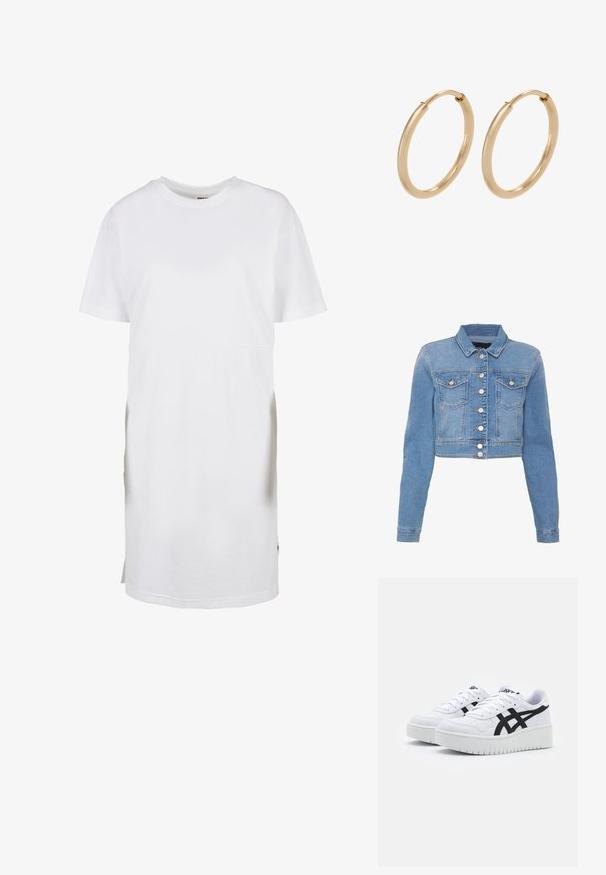 Helleblaue, verkürzte Jeansjacke mit durchgehender Knopfleiste, zwei Brusttaschen und Kragen. Besitzt eine leicht ausgebleichte Textur und kontrastierende Nähte.; Weißes T-Shirt-Kleid mit kurzen Ärmeln, aus Baumwolle, bietet einen lockeren Schnitt, einen runden Ausschnitt und seitliche Schlitze am Saum für mehr Bewegungsfreiheit.; Weiße Sneaker mit einer strukturierten Oberfläche, schwarzen Seitenstreifen und einer dicken weißen Sohle. Verfügt über ein Schnürdesign und ein Logo auf der Zunge.; Goldene Creolen mit einer glatten, polierten Oberfläche. Abgerundete Form, mittlere Größe, ausgestattet mit einem sicheren Verschlussmechanismus.