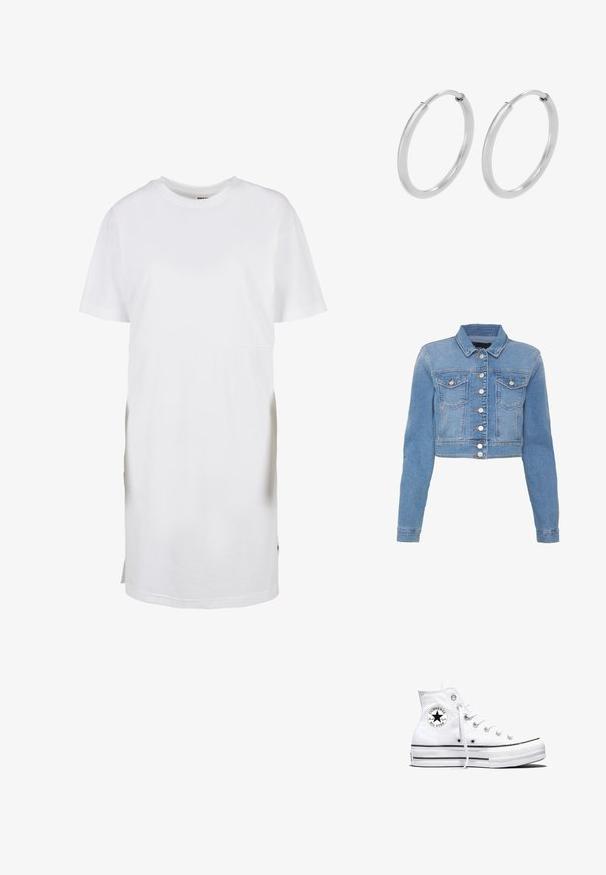 Lichtblauwe cropped denimjas met een knoopsluiting aan de voorkant, twee borstzakken en een kraag. Heeft een licht vervaagde textuur en contrasterende stiksels.; Witte T-shirt jurk met korte mouwen, gemaakt van katoen, heeft een ontspannen pasvorm, een ronde halslijn en zijsplitten aan de zoom voor gemakkelijke bewegingsvrijheid.; Witte hoge Converse Chuck Taylor All Star sneaker met zwart logopatch en witte veters, weergegeven op een witte achtergrond.; Zilveren hoepeloorbellen, cirkelvormig, met een gladde glanzende textuur en een constante breedte. Minimalistisch ontwerp zonder extra accenten.