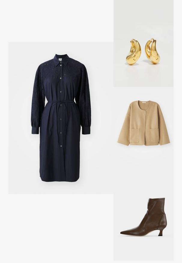Beige, Wolle-Mischung Jacke mit Rundhalsausschnitt, fallenden Schultern und zwei Fronttaschen. Einfaches, lässiges Design mit glatter Textur.; Navyblaues langärmliges Kleid mit Kragen, Knopfleiste auf der Vorderseite und strukturiertem gesticktem Stoff an den Ärmeln, ausgestattet mit einem Taillengürtel.; Brauner Lederknöchelstiefel mit spitzer Spitze und niedrigem, geschwungenem Absatz auf hellem Hintergrund.; Goldene Creolen mit einer glatten, geschwungenen Form und polierter Oberfläche. Mit einem Verschlussmechanismus und leichten Einkerbungen für Details.