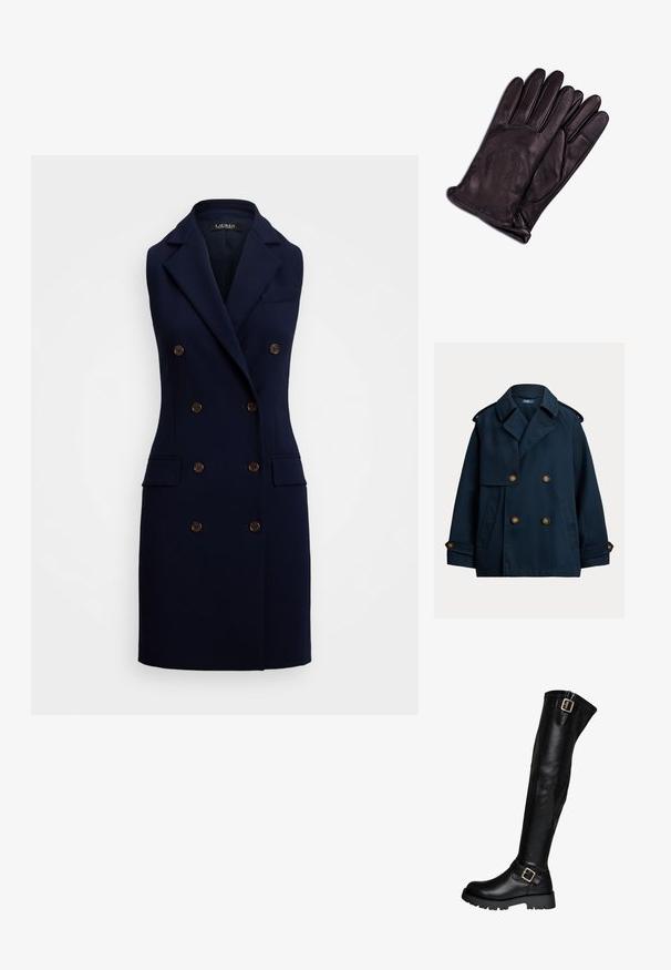 Mørkeblå dobbeltradet peacoat med brede revers, skulderklapper, knappede manchetter og sidelommer.; Navy dobbeltradet vestkjole i glat stof med store brune knapper, klapkrave og to frontlommer. Tæt silhuet.; Sorte læderstøvler til knæene med chunky sål og to guldspænder, en ved anklen og en øverst.; CASH-MERE Handsker - schwarz
