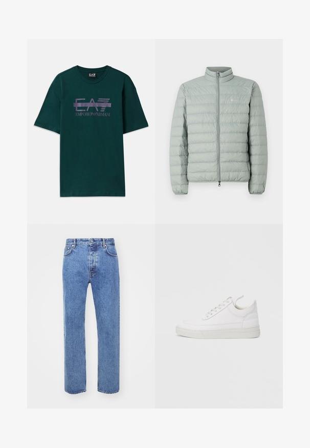 Lys grøn puffervest med høj krave, lynlås lukning og vandret quiltet mønster. Har et lille logo på brystet.; Mørkegrøn bomulds t-shirt med et lilla logo print "EA7 Emporio Armani" over brystet. Klassisk rund hals og korte ærmer.; Won Hundred STEVE - Jeans Relaxed Fit - cut blue; Hvid lædersneaker med rundet tå, flad sål og snørebånd foran. Har syningsdetaljer og polstret krave for komfort.