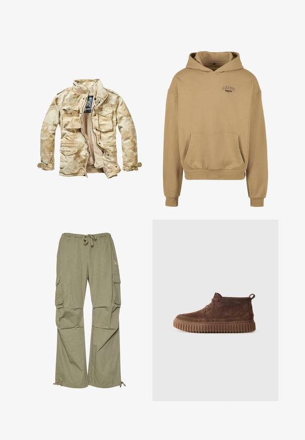 Beige Jacke mit Camouflage-Muster, weichem Innenfutter, mehreren Fronttaschen, Reißverschluss und Stehkragen. Aus einem Baumwollmischgewebe gefertigt.; Beige Kapuzenpullover aus weichem Stoff, mit einer Tasche auf der Vorderseite, einer Kordelzugkapuze und gesticktem "SANT"-Text in Dunkelgrau auf der Brust.; Cargo-Hosen in olivgrün, aus leichtem Stoff gefertigt, mit einem elastischen Bund, verstellbaren Bündchen und mehreren Seitentaschen.; Braune Wildleder-Ankle Boots mit einer strukturierten, genoppten Gummisohle und einem Zugschlaufen hinten. Schnürdesign mit minimalen Nähdetails.