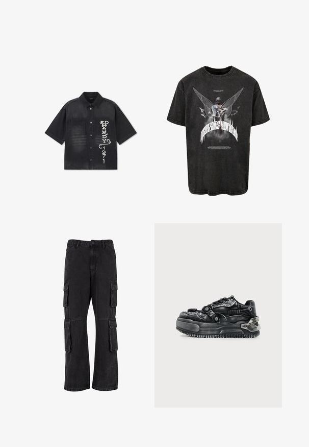 Schwarzes kurzärmliges Hemd mit Knöpfen und zwei Brusttaschen, auf der rechten Tasche mit weißem, vertikalem Text "ED HARDY 1971".; Schwarzes, übergroßes T-Shirt aus Denim mit einem Grafikdesign einer Statue mit Flügeln und Text sowie einer leicht abgenutzten Textur.; Schwarze Cargo-Hosen aus Denim, mit lockerer Passform, mehreren Seitentaschen und genähten Details. Die Textur ist leicht verblasst.; Schwarzer klobiger Sneaker mit dicker Sohle, Schnürdesign, strukturierten Riemen und Metallakzenten an Ferse und Seiten vor hellem Hintergrund.