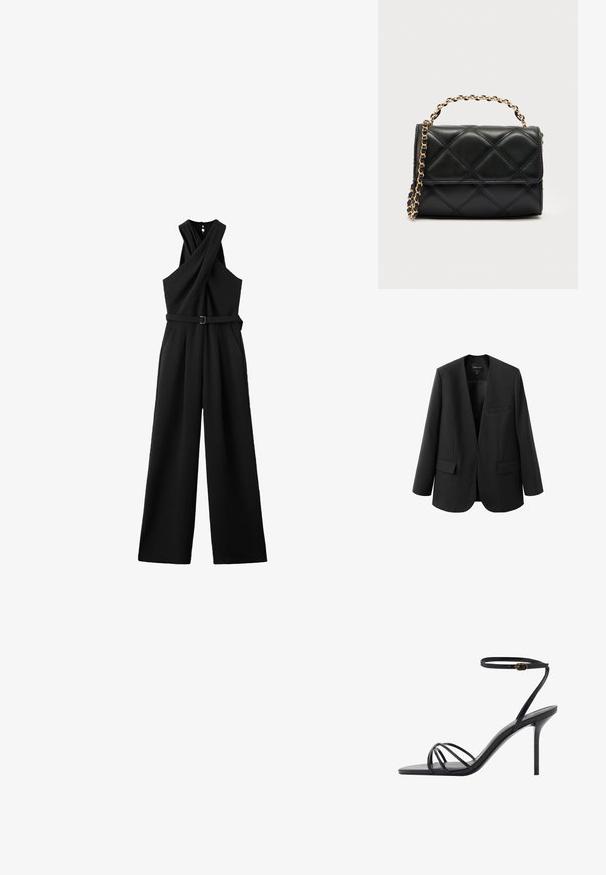 Zwarte blazer met een gestructureerd, kraagloos ontwerp, twee voorzakken en een gladde stofstructuur. Open voorkant, ontspannen pasvorm.; Zwarte mouwloze jumpsuit met gekruiste halternek, ceintuur in de taille, wijde pijpen en zijzakken.; Zwarte hoge hak sandaal met een dunne enkelband, meerdere kruislings bandjes over de voet en een elegant vierkant teenontwerp.; Zwarte gewatteerde handtas van leer, met een gouden kettingriem en een klep met overslag. Compacte vorm met een gladde textuur.