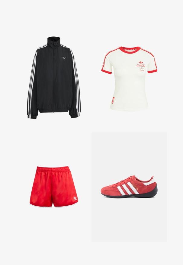 Schwarze Adidas Trainingsjacke mit weißen drei Streifen entlang der Ärmel, durchgehendem Frontreißverschluss, elastischen Bündchen und kleinem Trefoil-Logo auf der Brust.; Weißes T-Shirt mit kurzen Ärmeln, rotem Kragen, Ärmelsaum, Streifen und Coca-Cola-Logo auf der Brust und unteren Seite.; Rote Sportshorts mit elastischem Bund, weißem Saum und einem subtilen Glanz. Mit dem weißen Adidas-Logo auf der unteren linken Seite.; Roter Wildleder-Sportschuh mit weißem Drei-Streifen-Design, schwarzer Gummisohle und minimalistischer Form. Goldfarbenes Logodetail an der Seite.