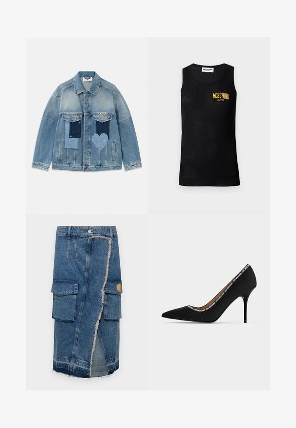 Lyseblå denimjakke med patchwork-design, herunder rektangulære og hjerteformede lapper, forlommer og knaplukning.; Sort ærmeløs tanktop med ribbet kant og en gul "Moschino Jeans" logo patch på venstre bryst.; Denim midi-nederdel med to front cargo-lommer, frynset nederkant og rå kant. Har et klassisk fem-løbsdesign i mellemblå vask.; Sort spids højhælet sko med stiletthæl og "LOVE MOSCHINO" tekstkant langs åbningens kant, sidevisning på hvid baggrund.
